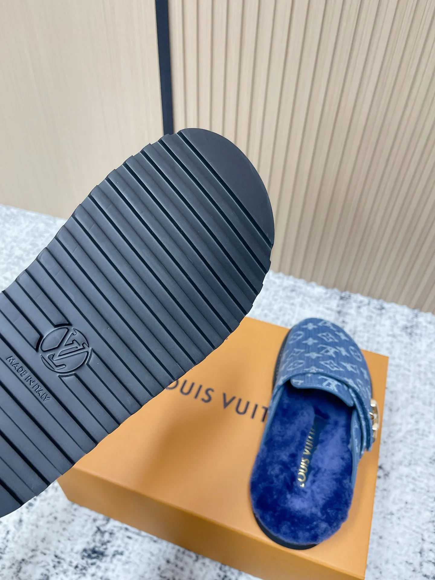 [L Home] P: 500💰 Size: 35-46 (female 40.41, male 45 46 custom-made) Top version Louis vuitton Lv top version LV couple's wool slippers New couple's Birkenstock slippers Cute and loveable, the foot feel is not too good Simple and high-end Sling-hee design Ready to wear and go Good news for lazy people Upper imported cowhide/imported old floral cloth Original hardware buckle, original molded high-density foam outsole Fabric: Yangjing/classic jacquard fabric Lining: imported wool lining Sole: original foam combination sole